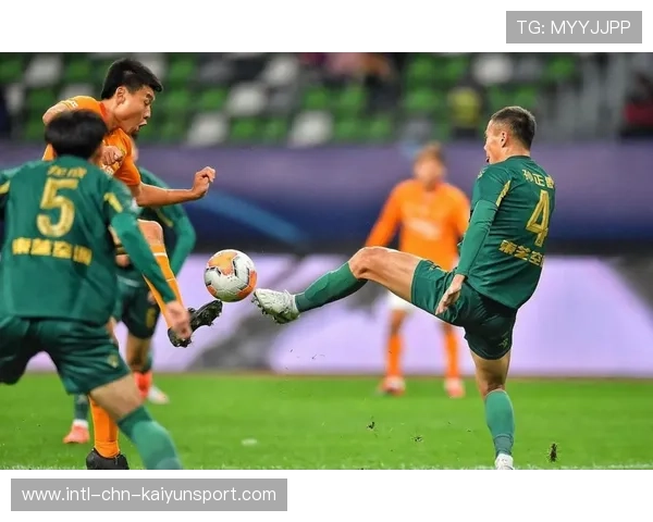 蒙哥马利正式挂帅北京国安，现场指导后防线进行卡位训练